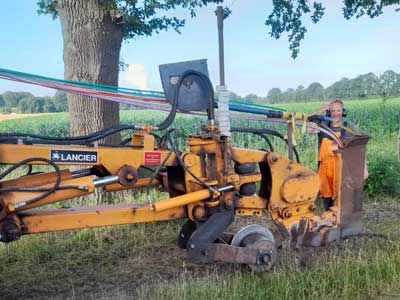 Glasfaserverlegung mit dem Kabelpflug.